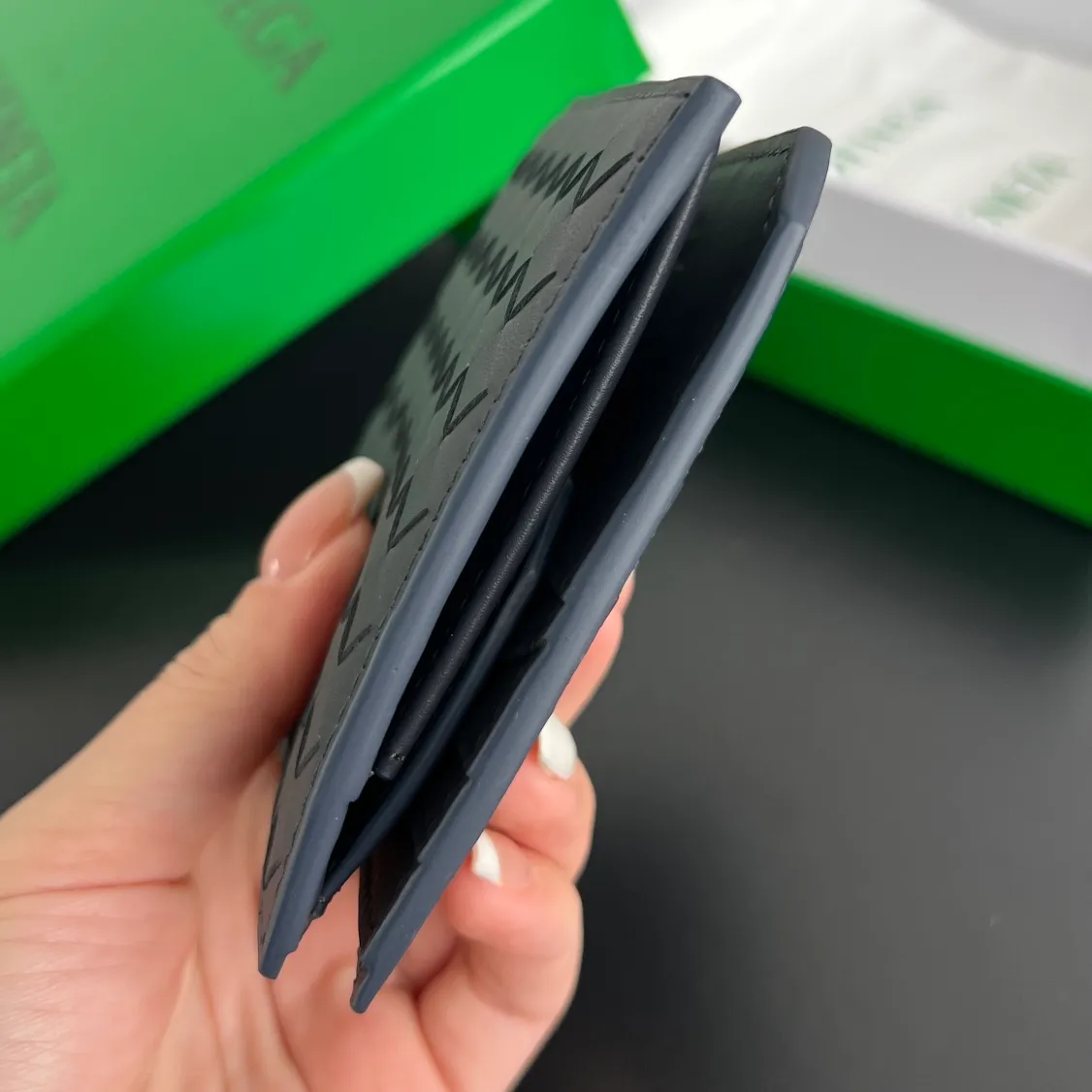 #Bv New Bi-fold Short Clip with Coin Pouch 805654👏 Finally a men’s wallet with a coin pouch! You can easily find change🤏 Made of original cowhide, it is soft and delicate and will make people want to touch it all the time. It is equipped with 4 card slots, 2 banknote compartments, 2 extra pockets, and 1 coin purse. It is very tasteful and low-key. It is very good in terms of texture and practicality. Highly recommended👍👍 Size: 11x9.5 p600